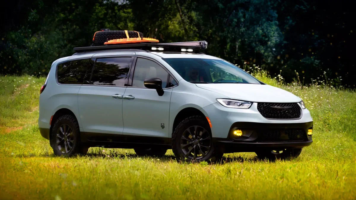 Chrysler Pacifica с новыми шинами и клиренсом обрел статус внедорожника Компания «РусаРент»
