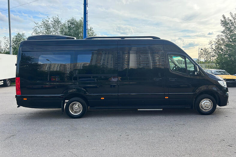 Черный Mercedes Sprinter 2023