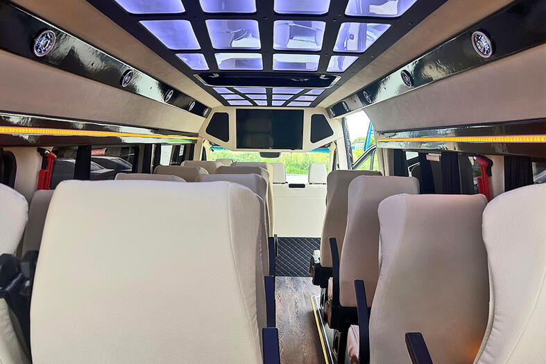 Черный Mercedes Sprinter 2023