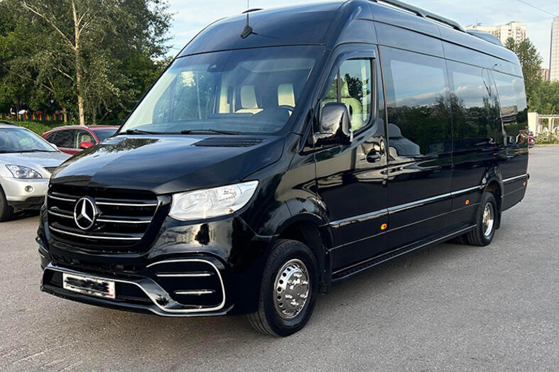 Черный Mercedes Sprinter 2023