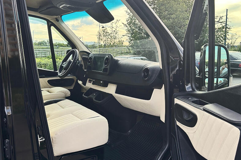 Черный Mercedes Sprinter 2023