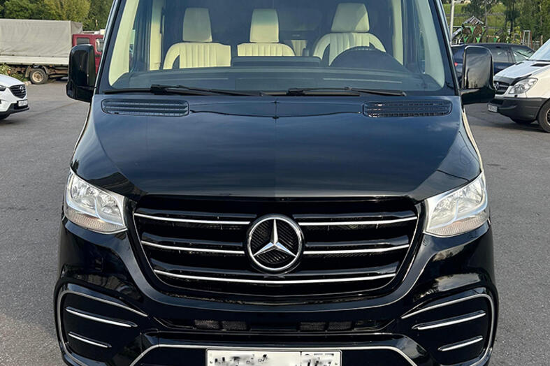 Черный Mercedes Sprinter 2023