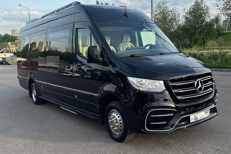 Черный Mercedes Sprinter 2023