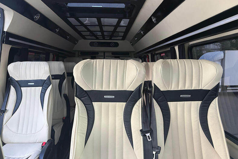Черный Mercedes Sprinter 2023